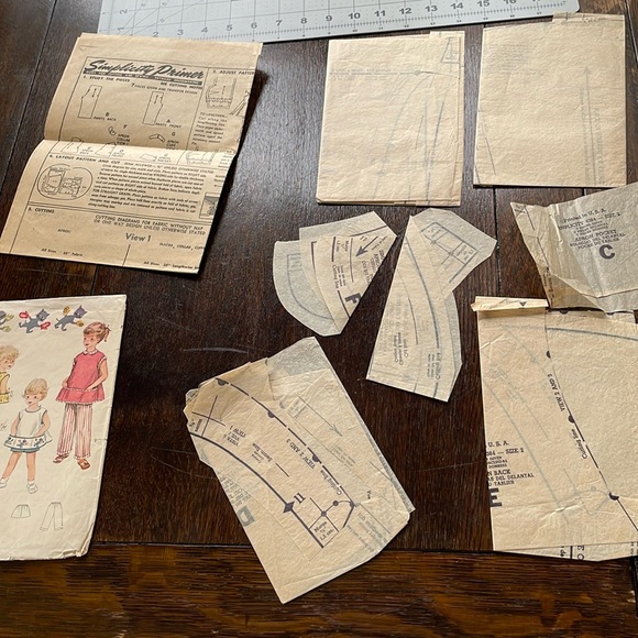 Simplicity 4384 vintage (1950's) child's apron, shorts, pants sewing pattern - Picture 4 of 14